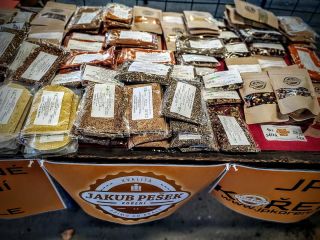 Dneska zase na trhu... 🌱🌶️🧅 #JPkoreni #koreni 🌐 www.jpkoreni.cz 🛒 www.kraluvkorenenyeshop.cz